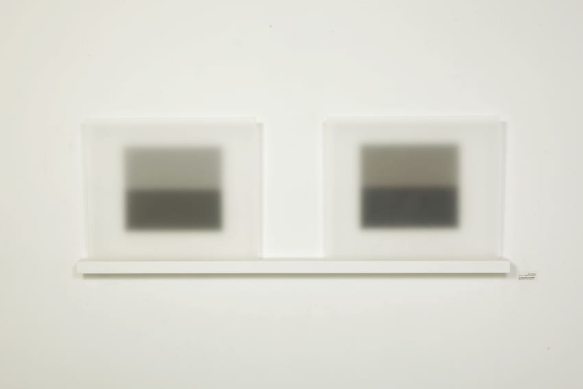 ליאת אלבלינג, 'יש ספק - אין ספק', 2011, מדף עץ, לוחות פרספקס פרוסט, לוחות שיש גרניט ואבן קיסר