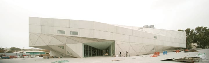האגף החדש של מוזיאון תל-אביב. מבט מלפנים.. צילום: אוהד מטלון