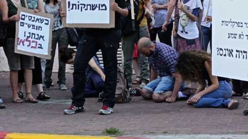מתוך: על הנפילה, אהוד דרש, פסטיבל זירת מחול 2011. צילום: נעמה לנדאו