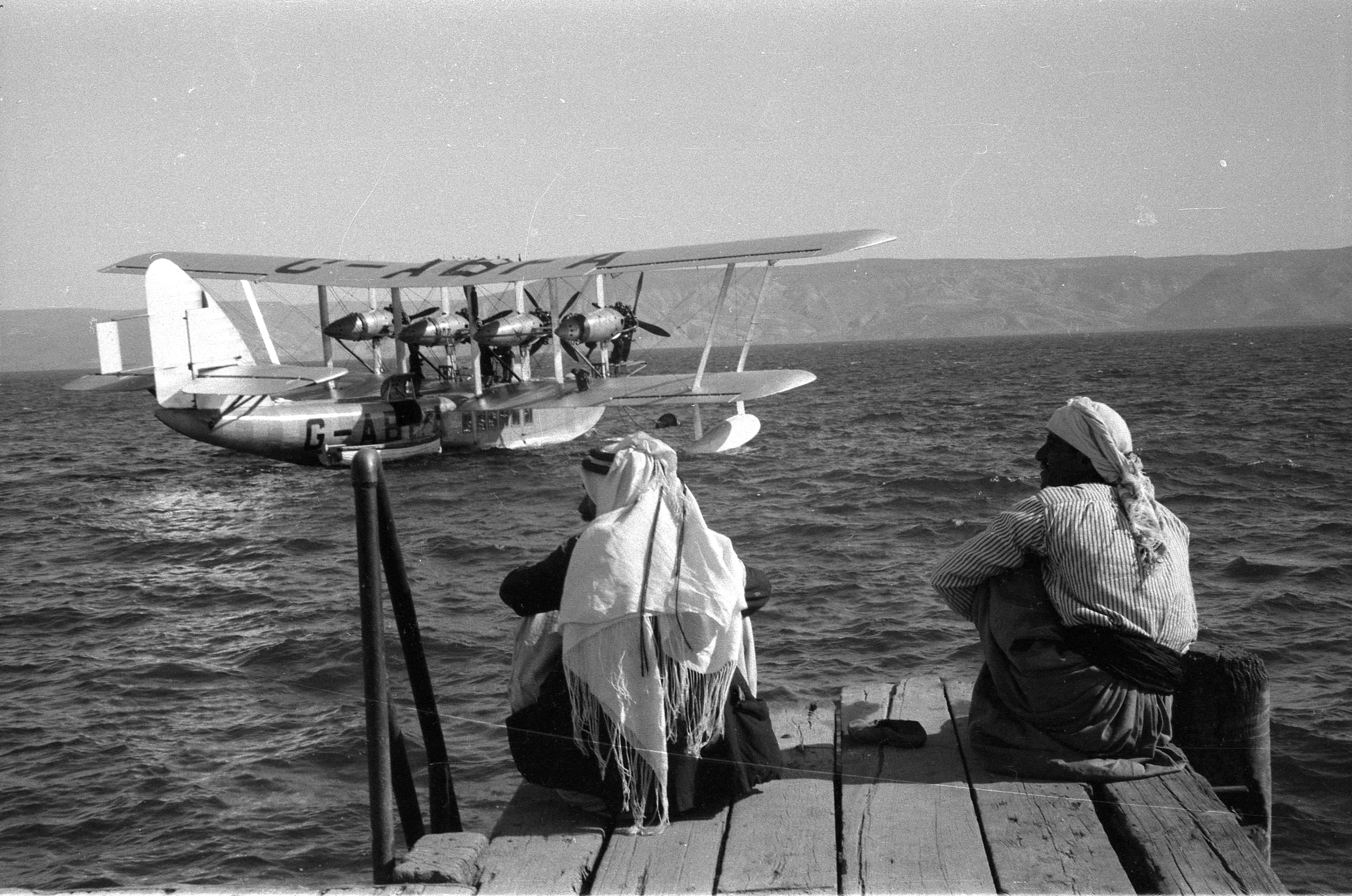 זאב אלכסנדרוביץ', מטוס ימי בקו לונדון-בומביי נוחת על הכינרת, טבריה, 1932–1935