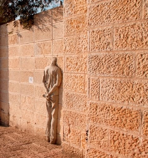 נועה ארד-יאירי, "ובלבה חומה", מתוך פרויקט "מוסללה", שייפתח ב-23.10.14. חומת האבן המקיפה את מוסררה/מורשה מצדה המזרחי משמשת מחסום אקוסטי, אבל בעיקר כגבול הלא רשמי בין מזרח ירושלים למערבה. התכנון המקורי והאוטופי של אזור קו התפר כלל בזמנו גשרים, פארק, טיילת וכביש שקוע – אבל נגנז והוחלף בכביש רב-נתיבים שלצדו חומה אטומה, מתוך תפיסת עולם שגדר טובה יוצרת שכנות טובה. אוצר: מתן ישראלי. מציגים: נעה ארד-יאירי, רות ברקאי, זוהר גוטסמן, טליה טוקטלי, דפנה ילון, תמר פייקס, פיטר יעקב מלץ, קטרינה קנאיפ ועוד. קווי תחבורה ציבורית: 19 ,17 , רכבת קלה (תחנת שער שכם). לפרטים נוספים: http://muslala.org/.