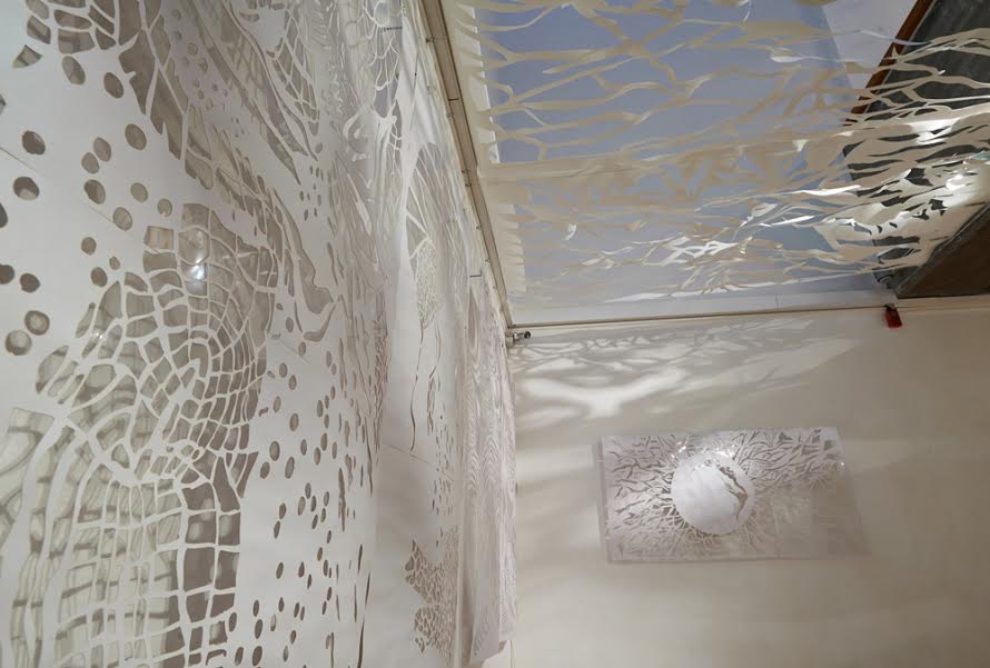 קרן ענבי, פרט מתוך התערוכה "בית וגן", מוזיאון ינקו-דאדא, עין-הוד, 2015, מגזרות נייר. צילום: שחר תמיר