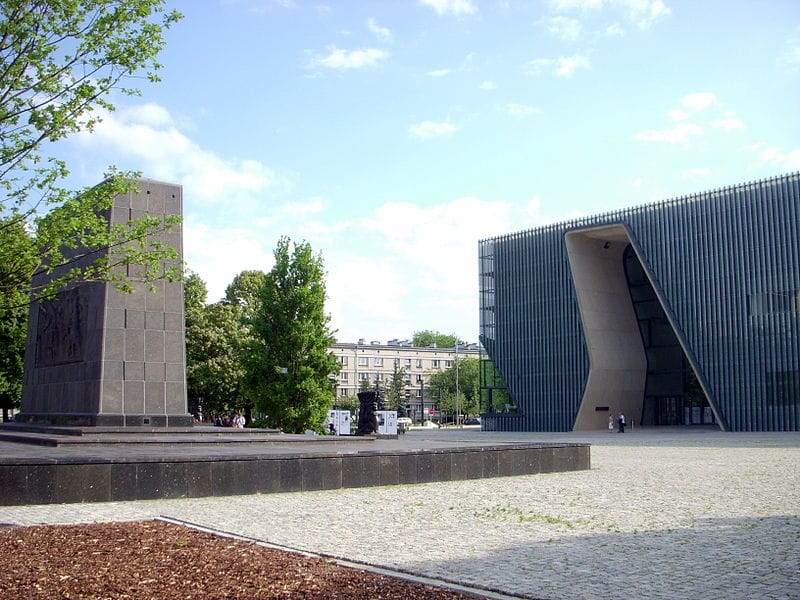 רחבת המוזיאון לתולדות יהודי פולין והאנדרטה לזכר מרד גטו ורשה