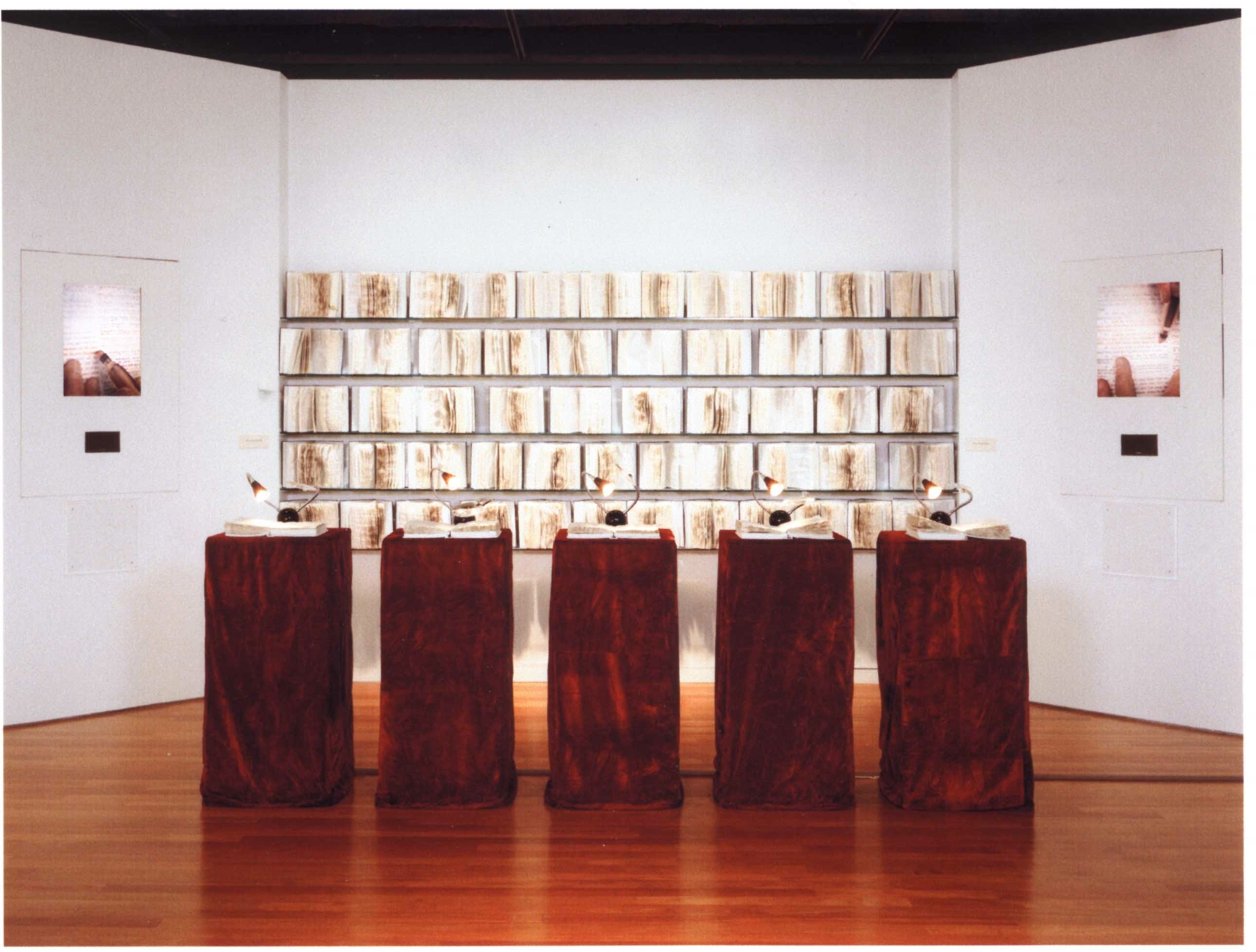 1. הלן אילון, "שחרור הא-לוהים (1996-1990), מיצב, מדיה מעורבת, מראֵה הצָבה בתערוכה "יהודי מדי?"