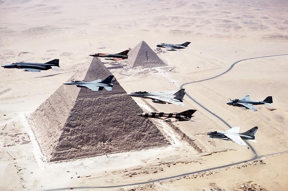תומאס גאלהר - כוח אווירי מעל הפירמידות שבגיזה, מתוך סדרת הגלויות "כוכב מזהיר" שחולקו בקהיר בשנת 2010.