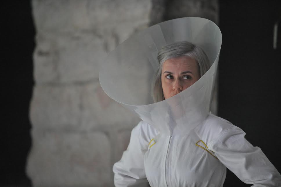סילביה דרורי. מתוך המופע של אייל וייזר ״מה שלום החיה?״. צילום: גדי דגון