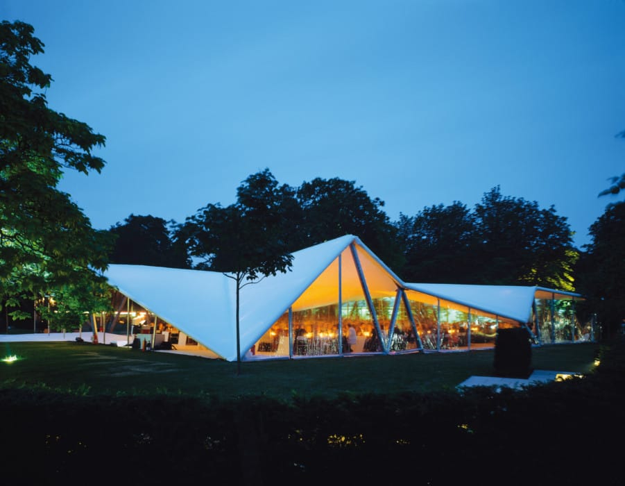 Serpentine Gallery Pavilion 2000 Designed by Zaha Hadid Photo: Hélène Binet