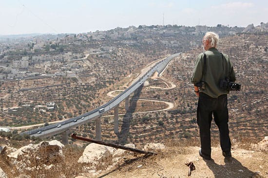 יוזף קודלקה בהתנחלות גילה, מבט על כביש המנהרות ובית-ג'אלה. מתוך "קודלקה: שוטינג הולילנד", סרטו של גלעד ברעם