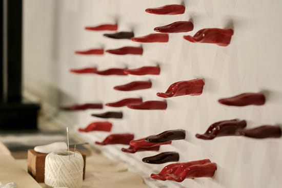 איילת עמרני-נבון, "ראווה (פרט)", מדיה מעורבת וצבעי מכוניות. גלריה טובה אוסמן, תל-אביב