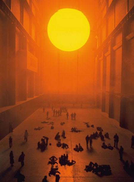 אולאפור אליאסון, "מזג האוויר", 2003, טייט מודרן (הדימוי מובא כאן רק להמחשה ויזואלית של שקיעת החלל הקוהרנטי בשלהי המודרניזם)