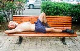 חנה סהר: אדם ישן ברחוב
