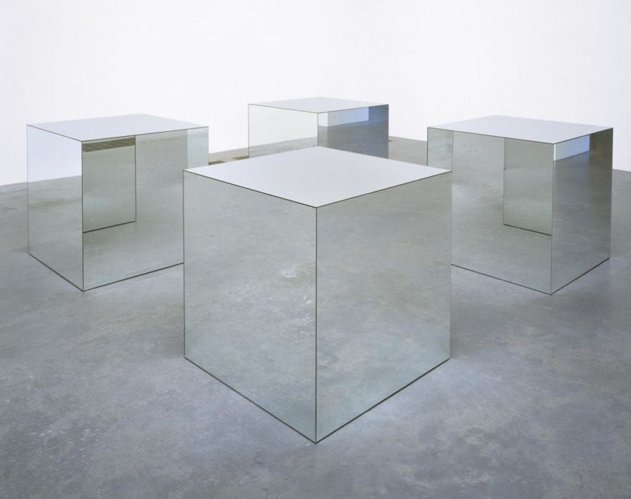 תמונה 3: רוברט מוריס, ללא כותרת, מראת זכוכית ועץ, 1965. 914X914X914 מ"מ